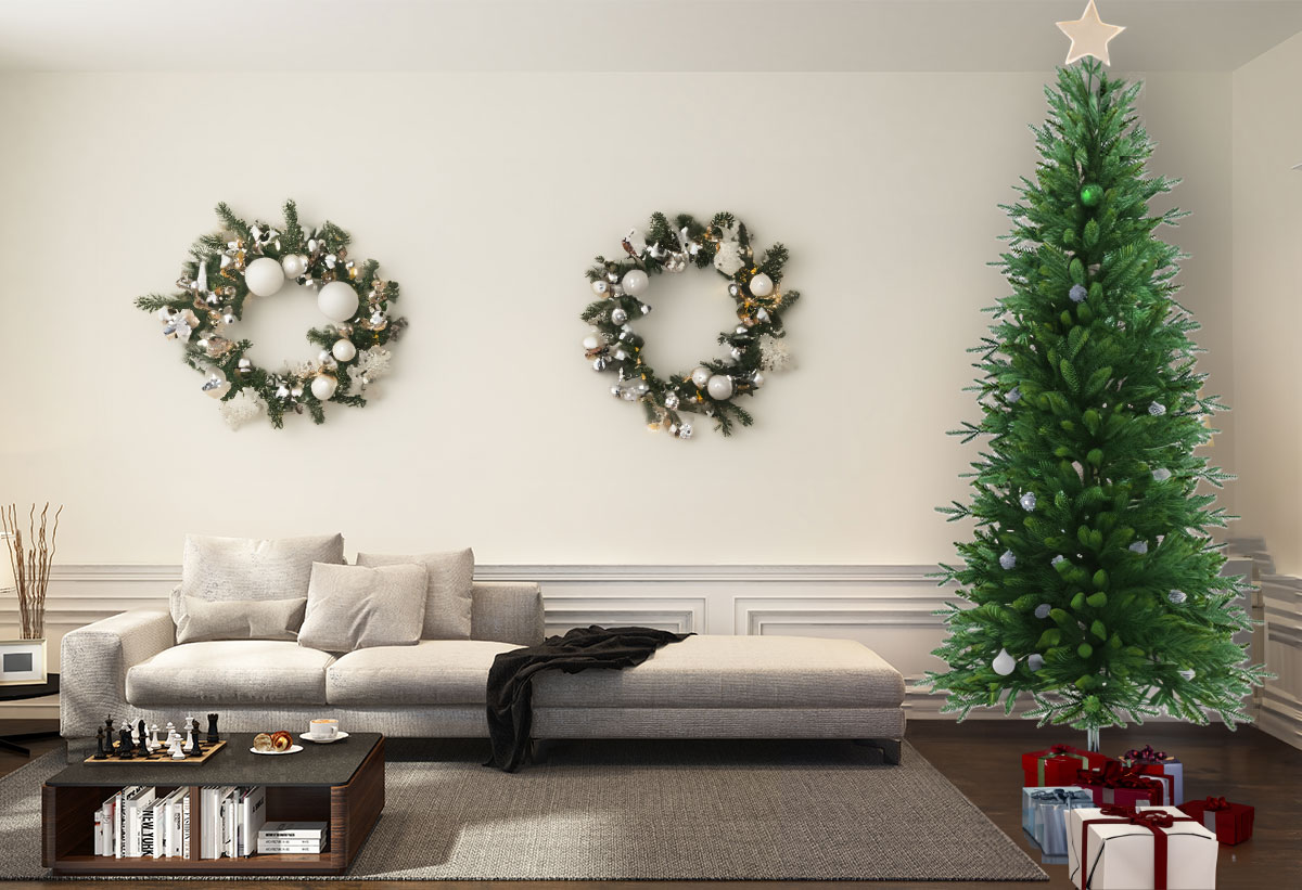 Το δέντρο Farah Fir τοποθετημένο στη δεξιά πλευρά του σαλονιού, μαζί με άλλα διακοσμητικά και στολίδια.